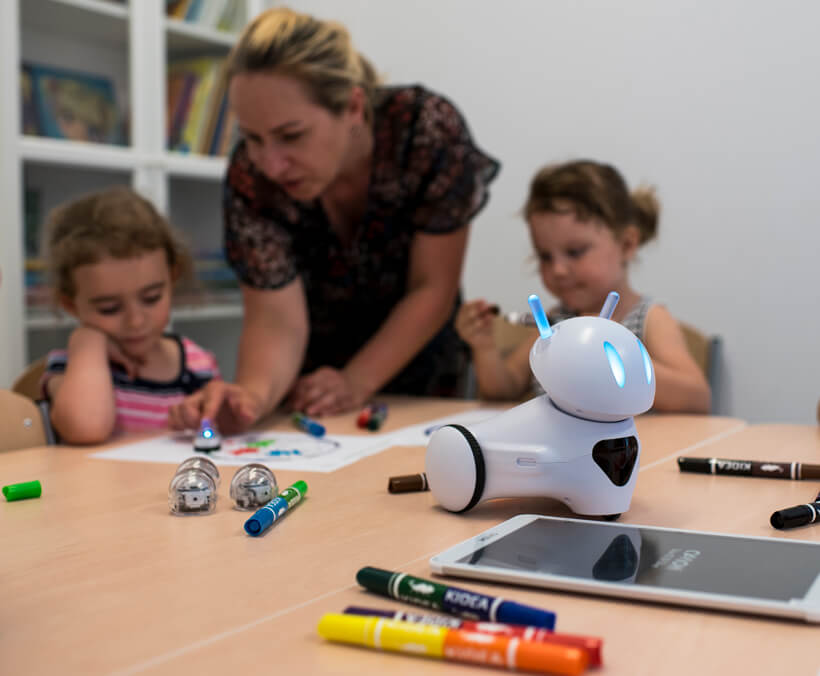 Dzieci z robotem