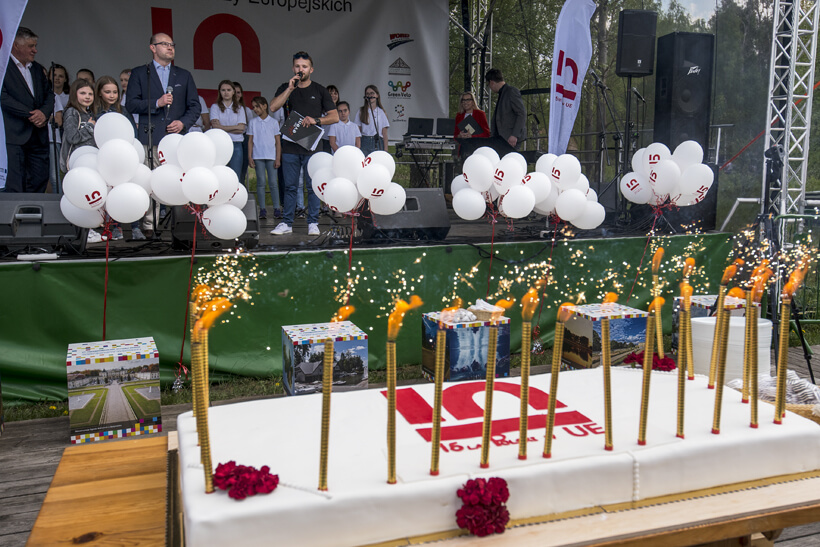 Główna atrakcja pikniku – 50-kilogramowy tort z kremem śmietanowym i owocami