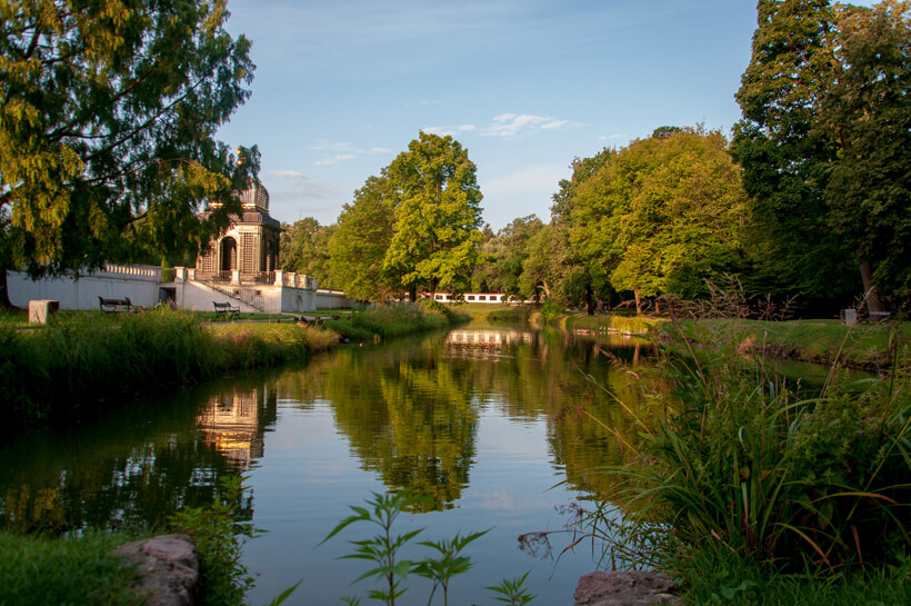 Widok na kanał i drzewa