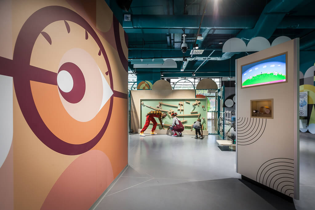Kolorowe i atrakcyjne stanowiska do nauki poprzez zabawę / Colorful and attractive learning stations