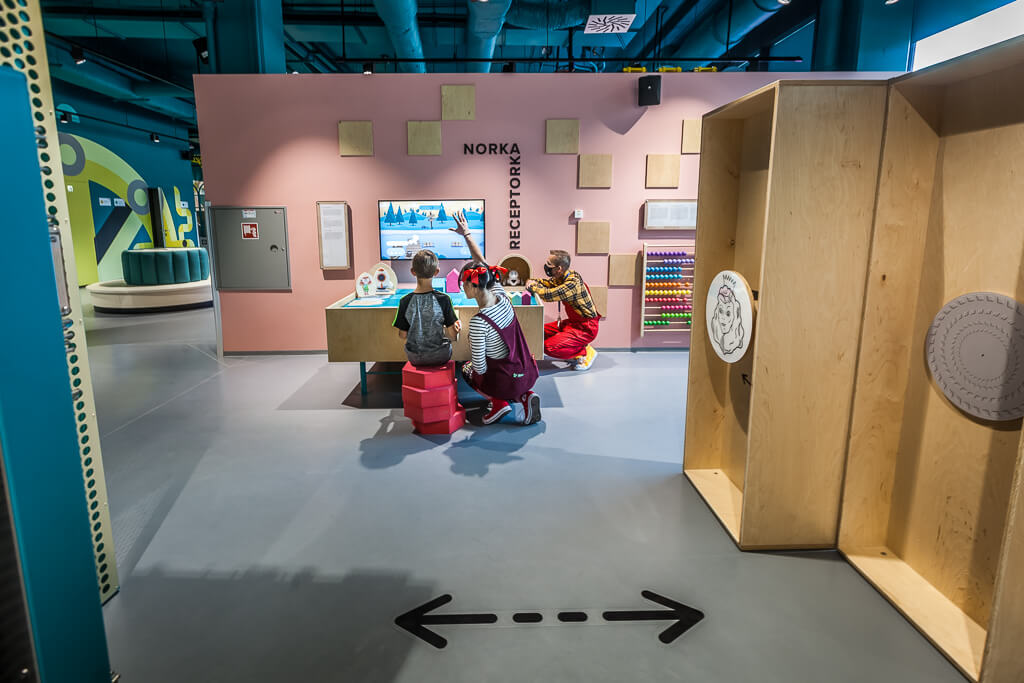 Kolorowe i atrakcyjne stanowiska do nauki poprzez zabawę / Colorful and attractive learning stations