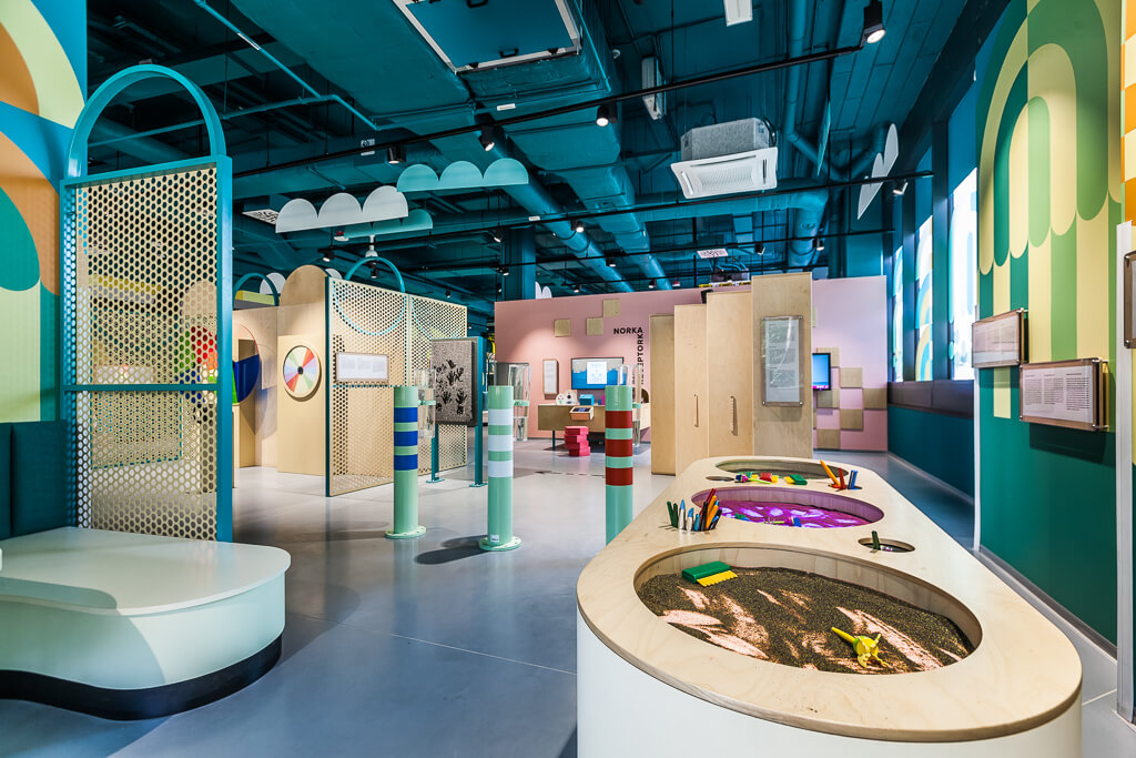 Kolorowe i atrakcyjne stanowiska do nauki poprzez zabawę / Colorful and attractive learning stations