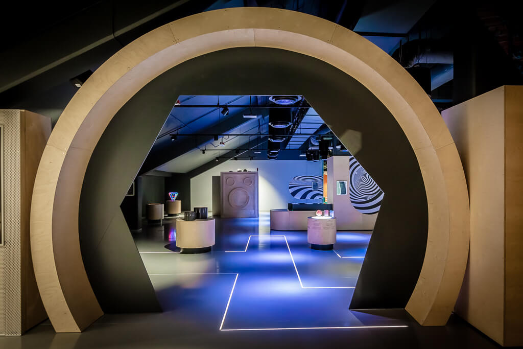 Kolorowe i atrakcyjne stanowiska do nauki poprzez zabawę / Colorful and attractive learning stations