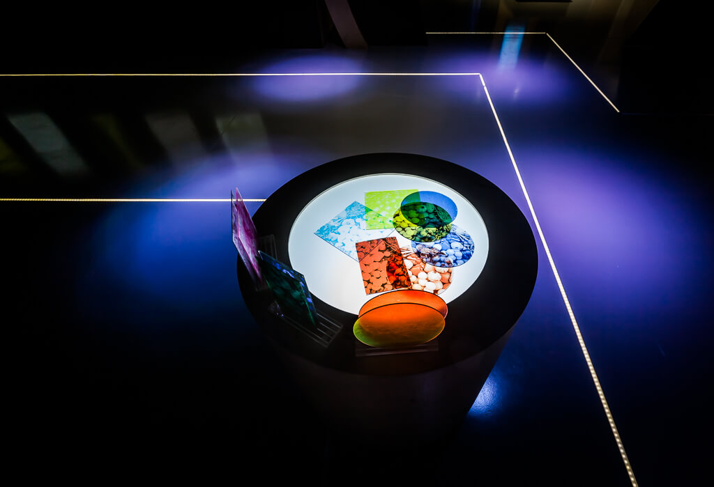 Kolorowe i atrakcyjne stanowiska do nauki poprzez zabawę / Colorful and attractive learning stations