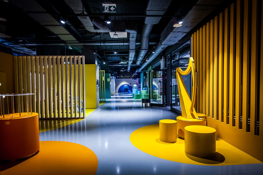 Kolorowe i atrakcyjne stanowiska do nauki poprzez zabawę / Colorful and attractive learning stations