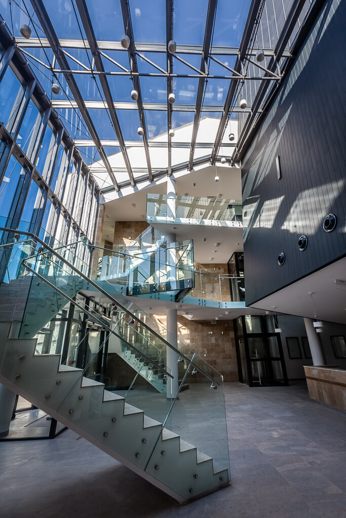 Przeszklone schody wewnątrz budynku / Glazed stairs inside the building