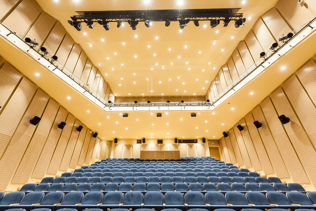 Wnętrze sali widowiskowo - kinowej / The interior of the entertainment and cinema hall