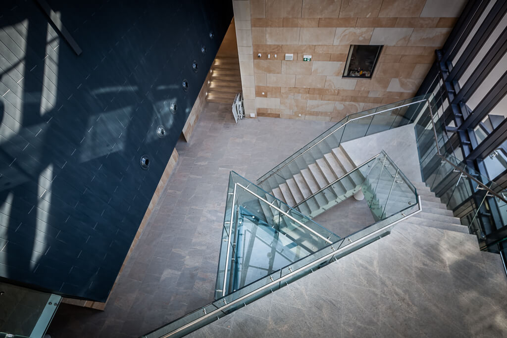 Widok z góry na klatkę schodową / Top view of the staircase