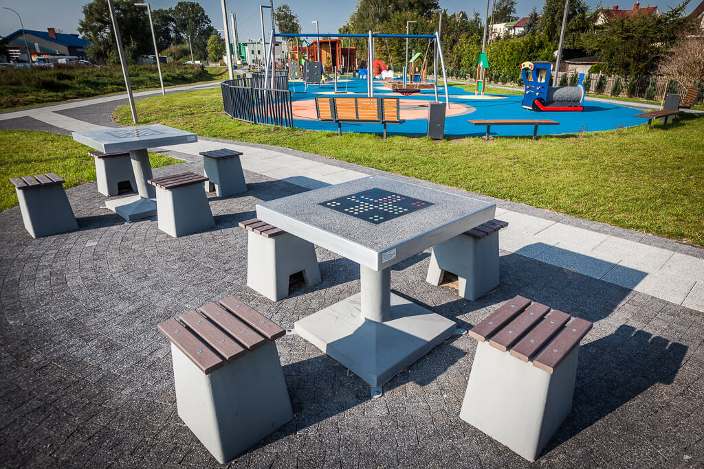 Ławki z widokiem na plac zabaw / Benches overlooking the playground