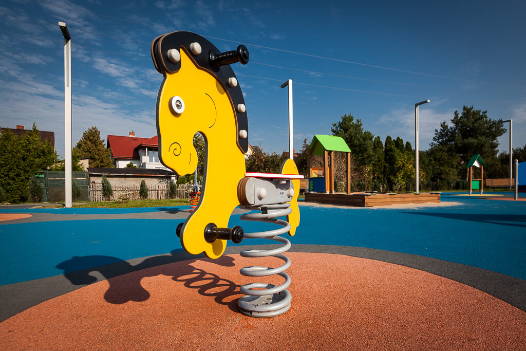 Urządzenie na placu zabaw / Equipment in the playground