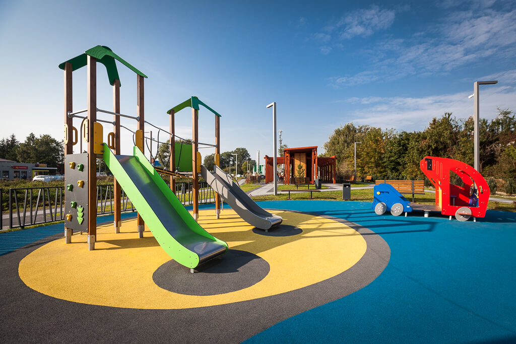 Zjeżdzalnie na placu zabaw / Playground slides