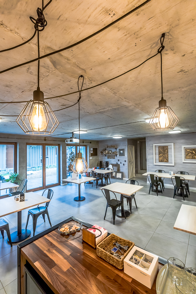 Wnętrze sali restauracyjnej / The interior of the restaurant room