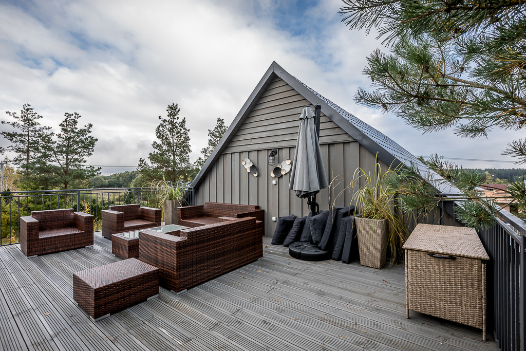 Miejsce do wypoczynku na tarasie budynku / A place to relax on the building's terrace