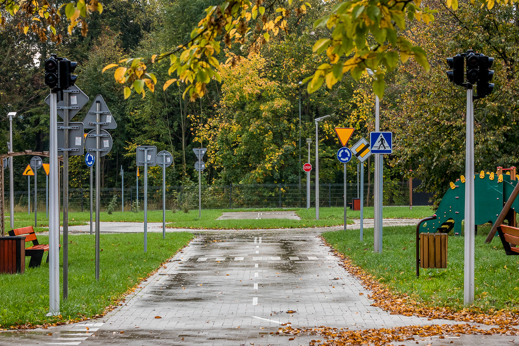 Uliczka, znaki drogowe i sygnalizacja świetlna w miasteczku ruchu drogowego / Street, road signs and traffic lights in a traffic park