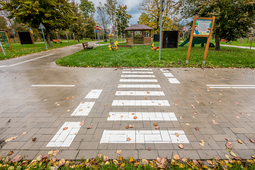 Przejście dla pieszych, w oddali altanka i mały plac zabaw / A pedestrian crossing, a gazebo and a small playground in the distance