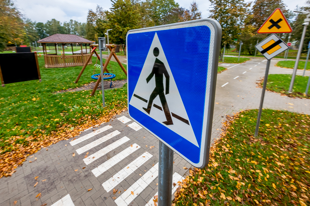 Oznakowane przejście dla pieszych / Pedestrian crossing
