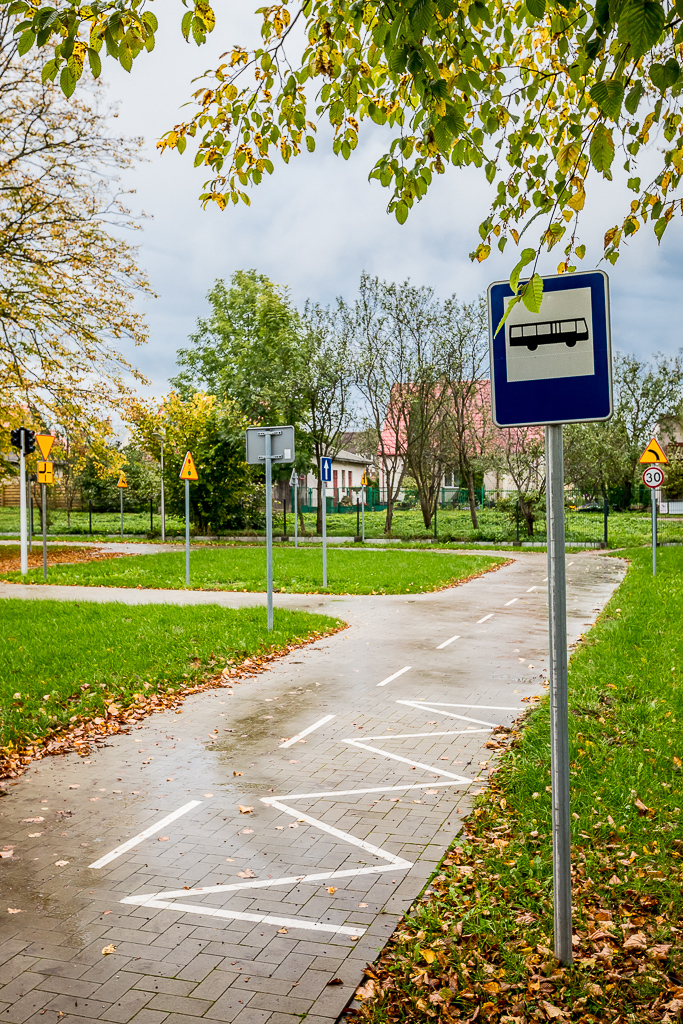 Uliczka i znak przystanek autobusowy / Street and bus stop sign