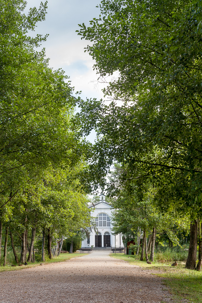 Kaplica Matki Bożej Studzieniczańskiej w otoczeniu drzew / Chapel of Our Lady of Studzieniczna surrounded by trees
