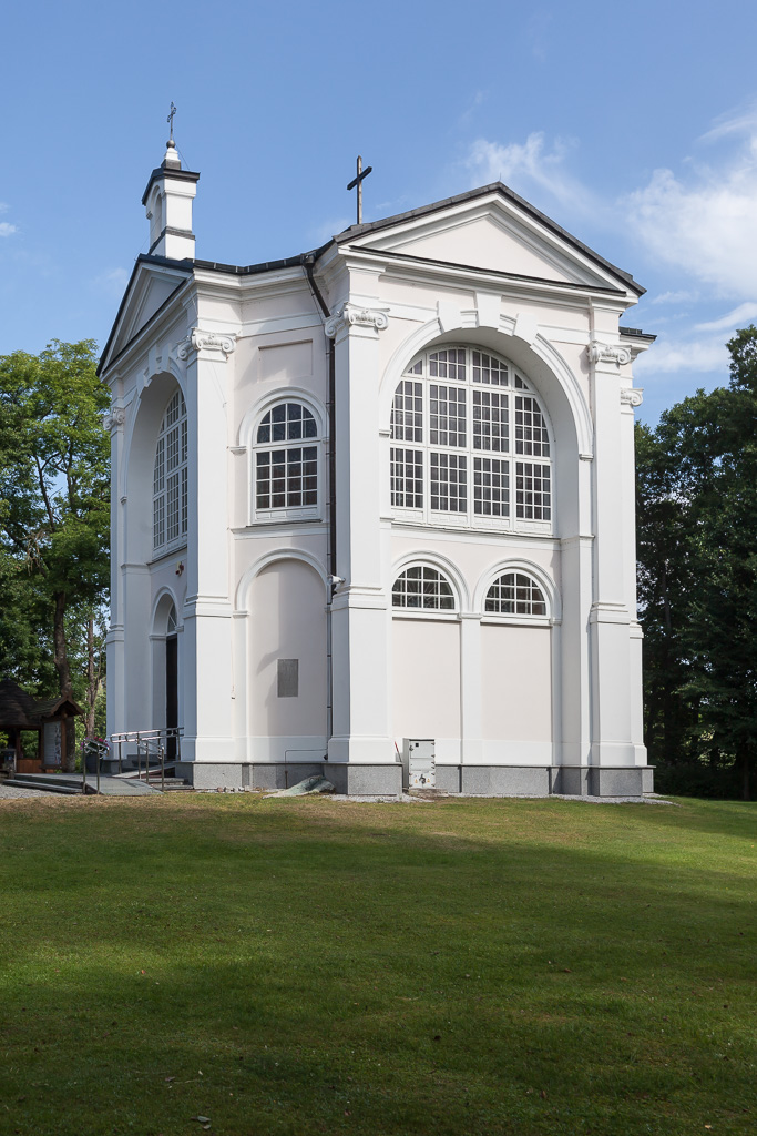 Kaplica Matki Bożej Studzieniczańskiej w otoczeniu drzew / Chapel of Our Lady of Studzieniczna surrounded by trees