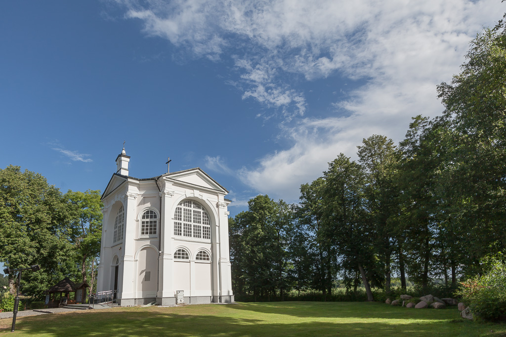 Kaplica Matki Bożej Studzieniczańskiej w otoczeniu drzew / Chapel of Our Lady of Studzieniczna surrounded by trees