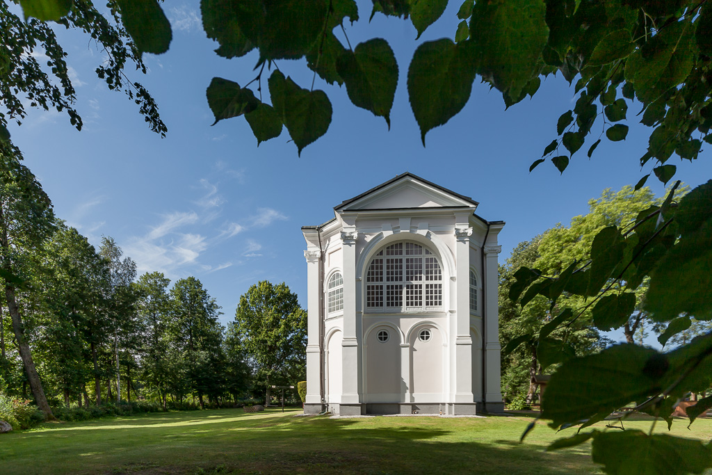 Kaplica Matki Bożej Studzieniczańskiej w otoczeniu drzew / Chapel of Our Lady of Studzieniczna surrounded by trees