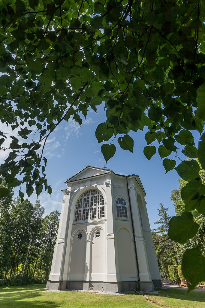 Kaplica Matki Bożej Studzieniczańskiej w otoczeniu drzew / Chapel of Our Lady of Studzieniczna surrounded by trees