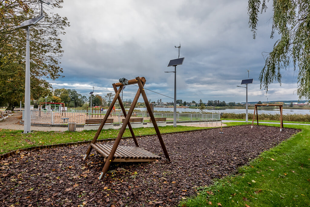 Drewniane urządzenia na placu zabaw / Wooden equipment in the playground