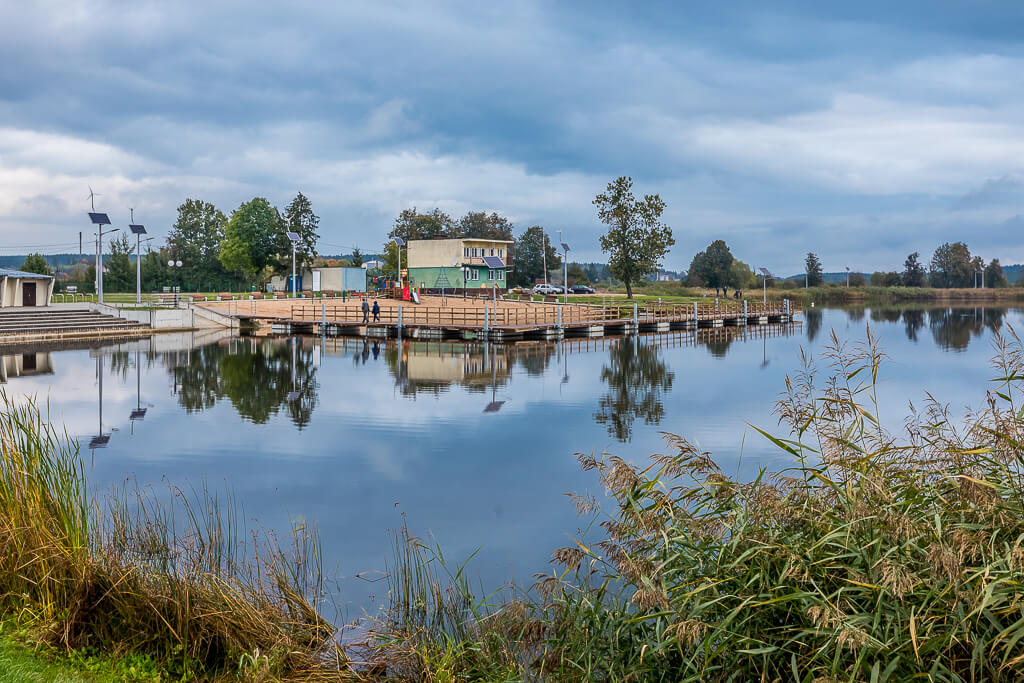 Zalew oraz pomost w oddali / The reservoir and the pier in the distance