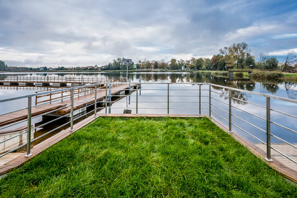 Drewniany pomost nad zalewem / Wooden pier over the reservoir