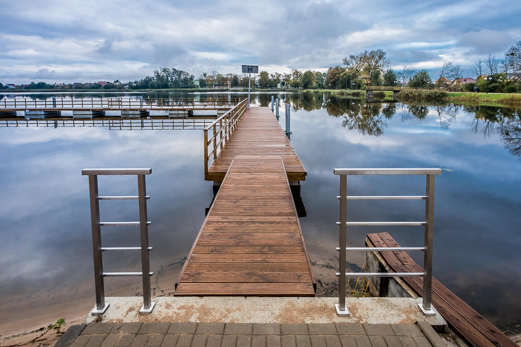 Drewniany pomost nad zalewem / Wooden pier over the reservoir
