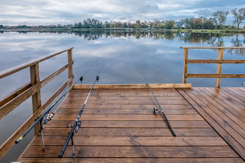 Drewniany pomost nad zalewem / Wooden pier over the reservoir