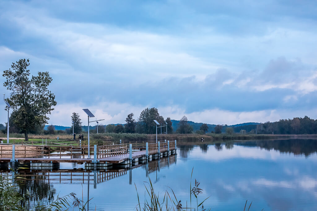 Zalew oraz pomost w oddali / The reservoir and the pier in the distance