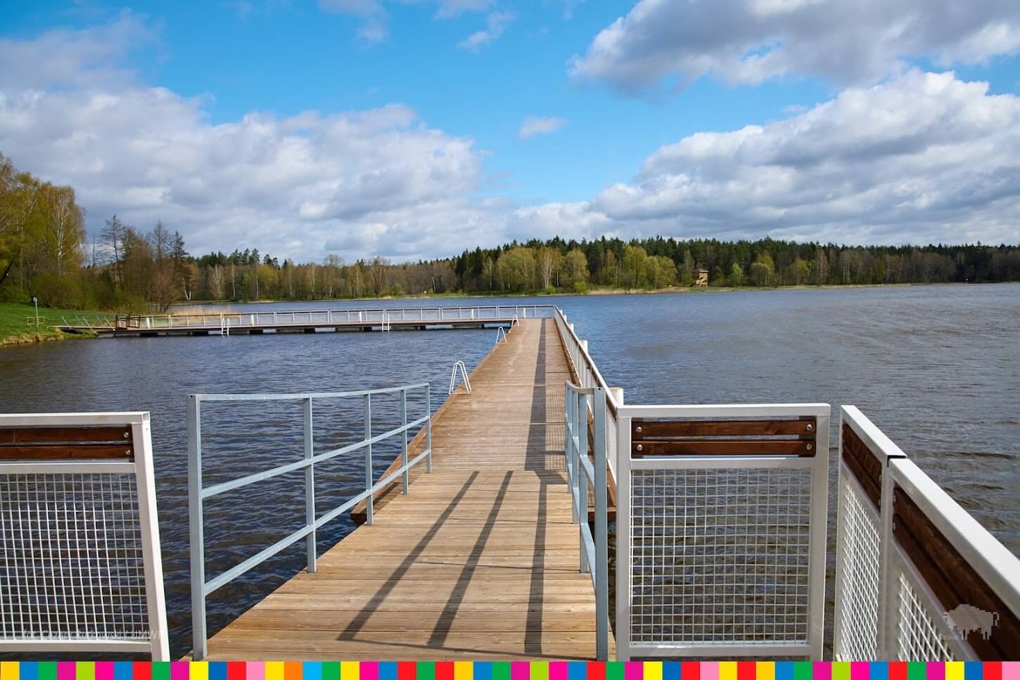 Widok z pomostu na zalew Czapielówka / View from the deck onto the Czapielówka reservoir