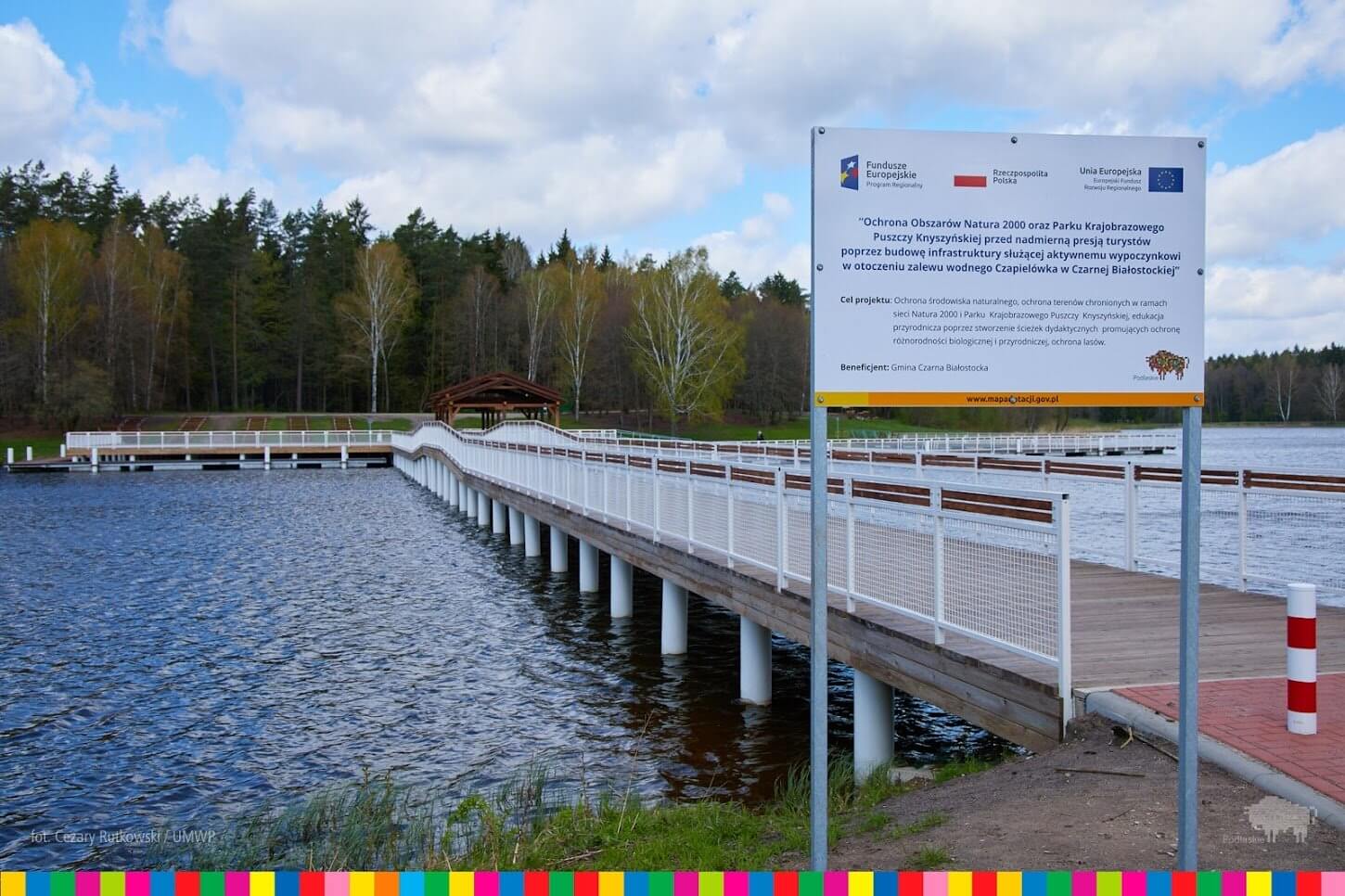 Tablica informująca o difnansowaniu przed pomostem / Information board on co-financing at the deck