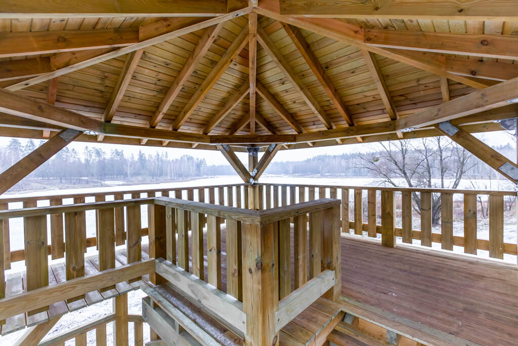 Wnętrze wierzy widokowej / Inside the wooden lookout tower