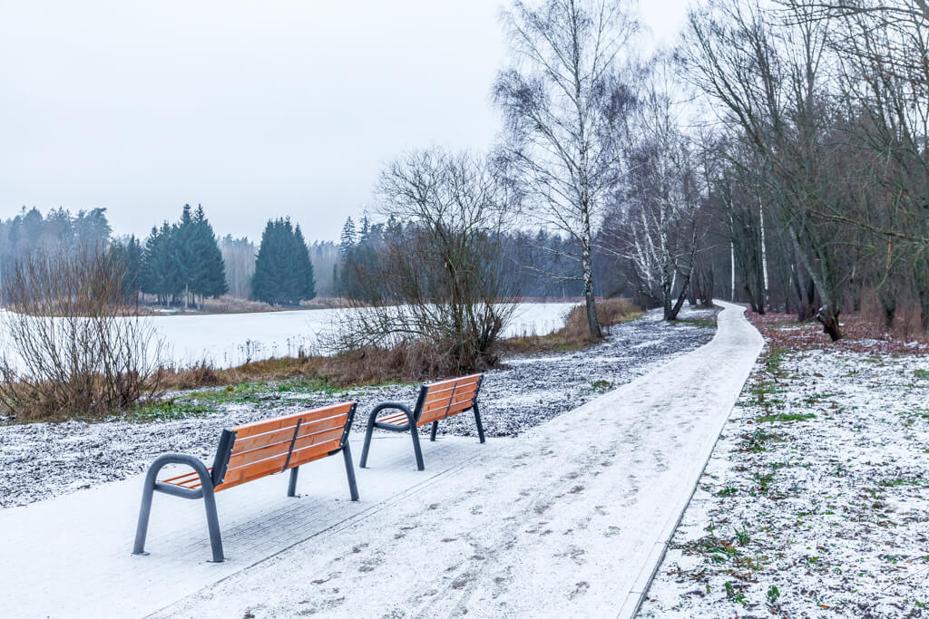 Ławki na ścieżce przy zalewie Czapielówka / Benches at the bank of the Czapielówka reservoir