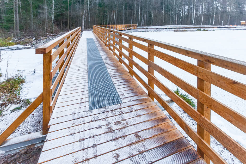 Ścieżka nad zalewem Czapielówka/ Wooden deck at Czapielówka reservoir
