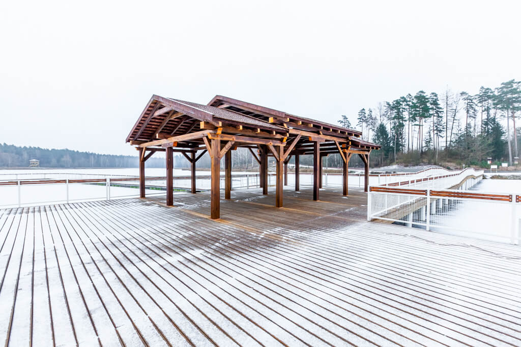 Pomost na zalewie Czapielówka / Wooden deck on the Czapielówka reservoir