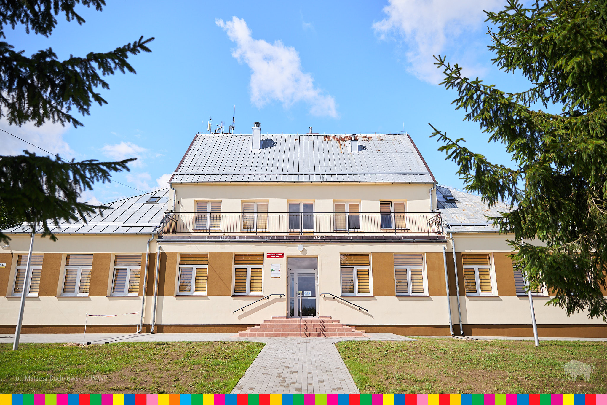 Budynek domu pomocy społecznej z zewnątrz