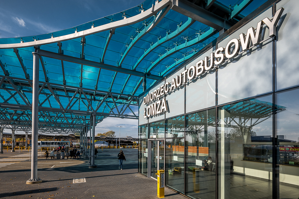 Wejście do budynku dworca autbusowego w Łomży