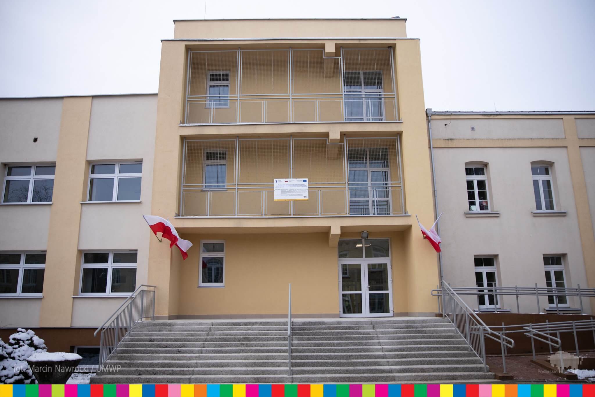 Budynek szpitala widziany od frontu. Na budynku wisi tablica informacyjna o dofinansowaniu 