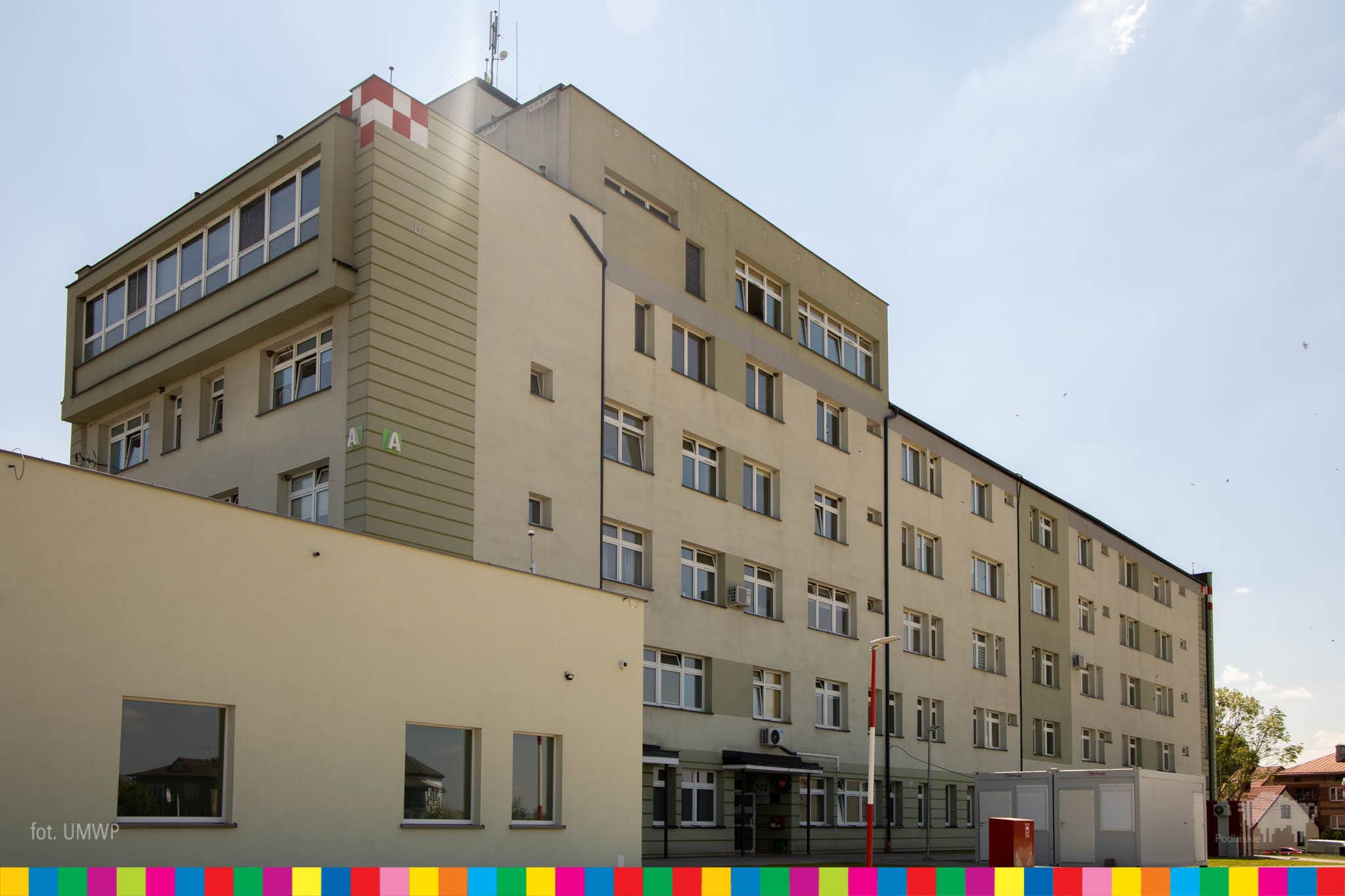 Budynek szpitala w Łapach na zewnątrz