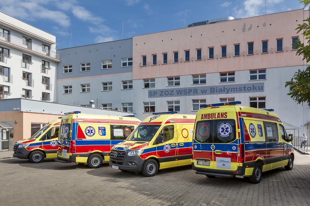 Cztery nowe karetki stoja przezd stacją pogotowia w Białymstoku 
