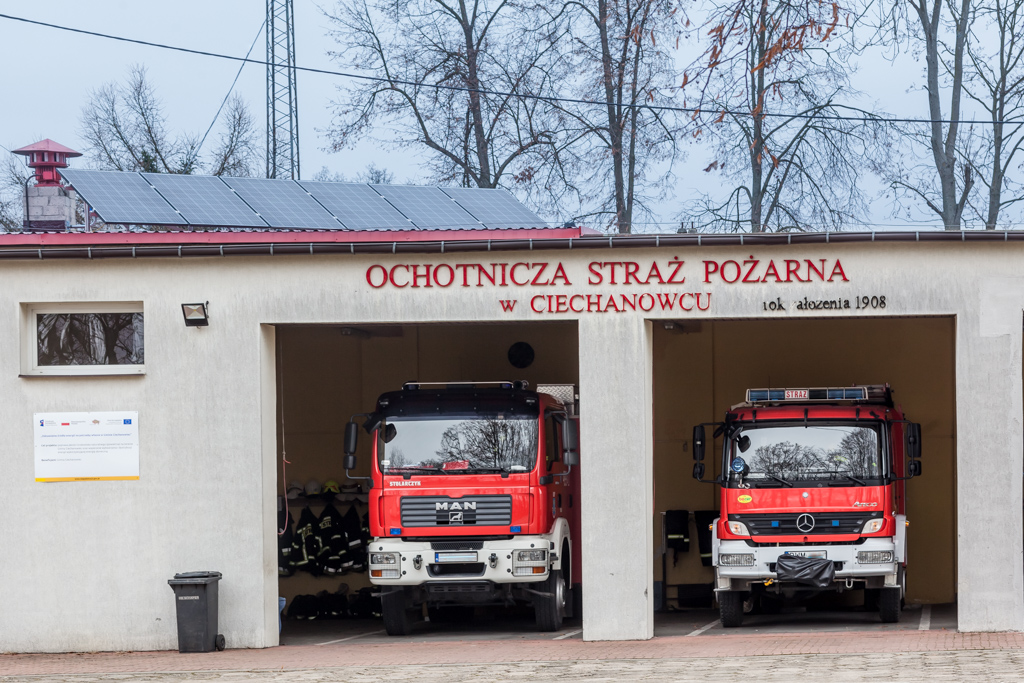 Budynek remizy strażackiej, w garażu dwa pojazdy straży pożarnej 