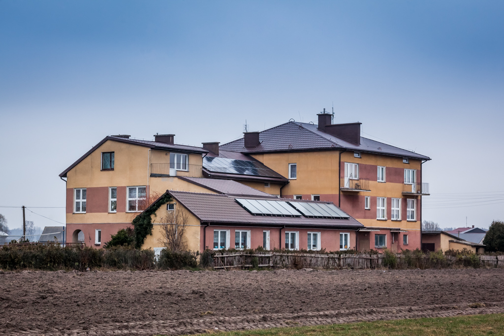 Panele fotowoltaiczne na dachu budynku