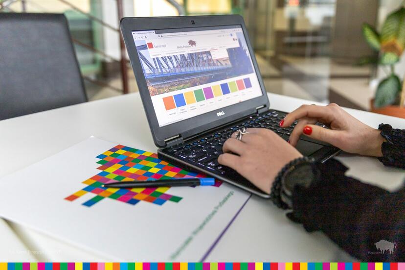 Zbliżenie na kobiece dłonie piszące na laptopie 