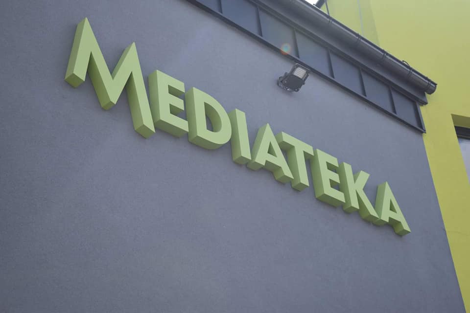 Zbliżenie na napis Mediateka na ścianie budynku