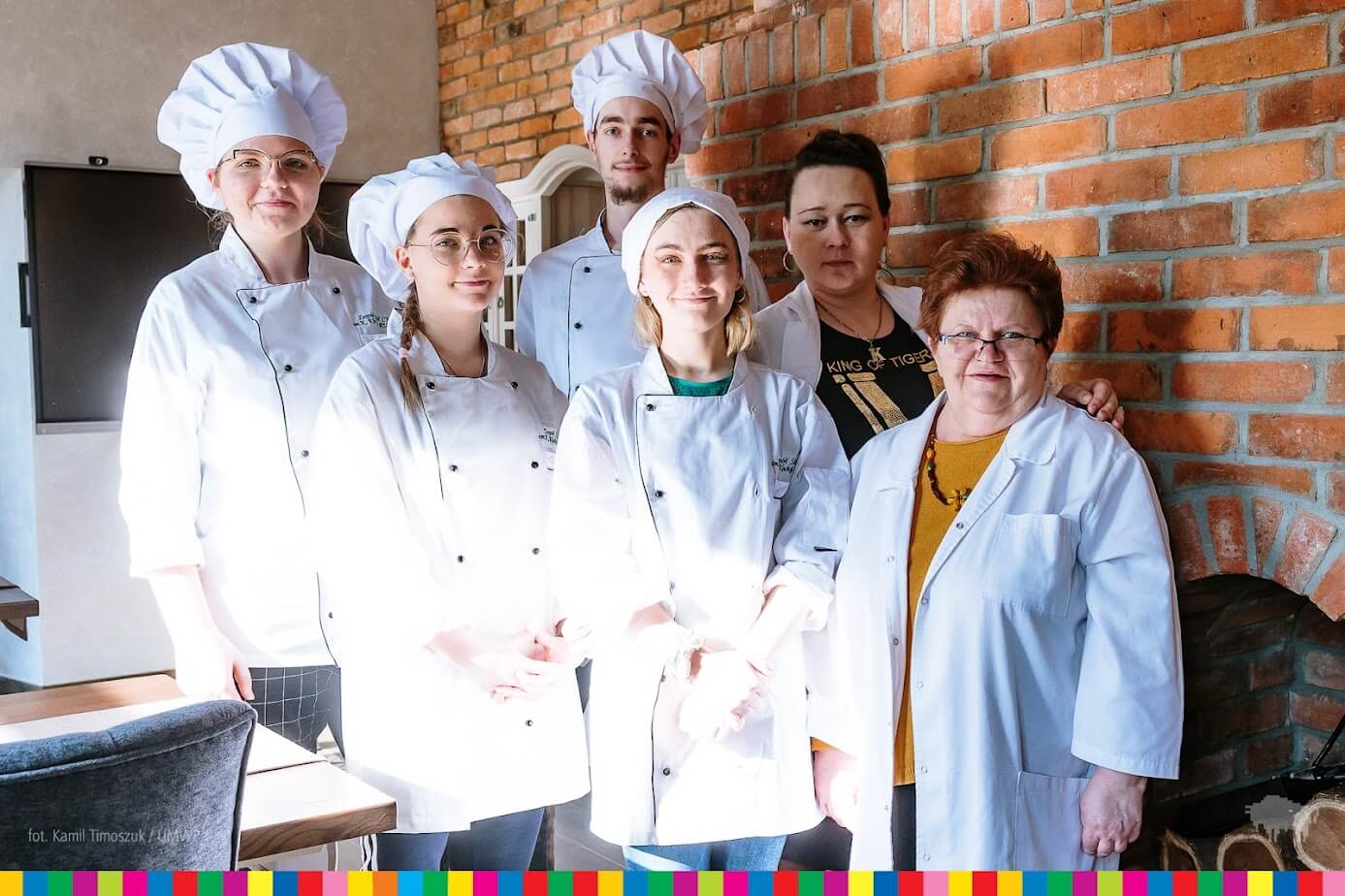 Zdjęcie uczestników projektu i nauczycielek.