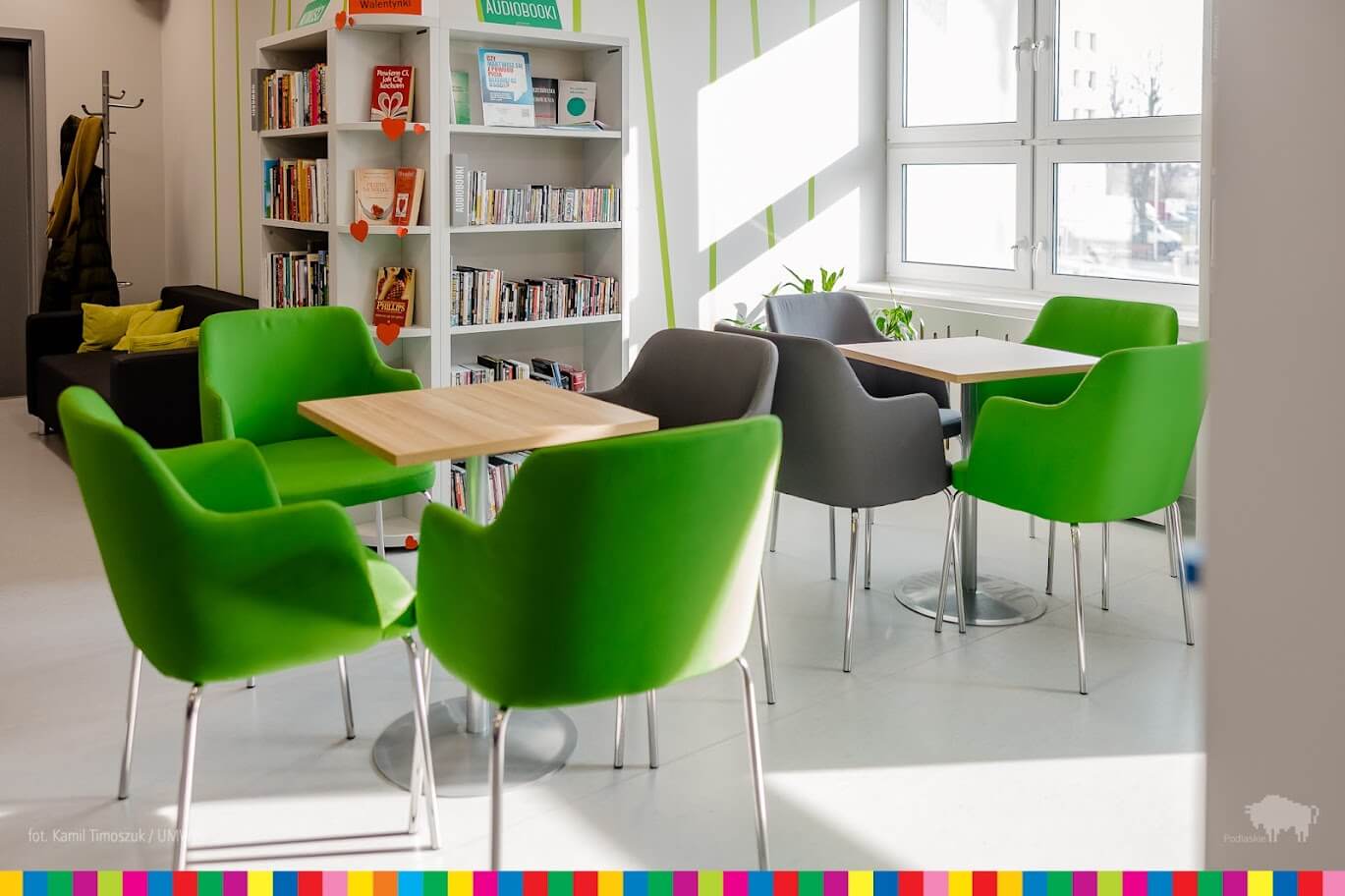 Stoliki w bibliotece.