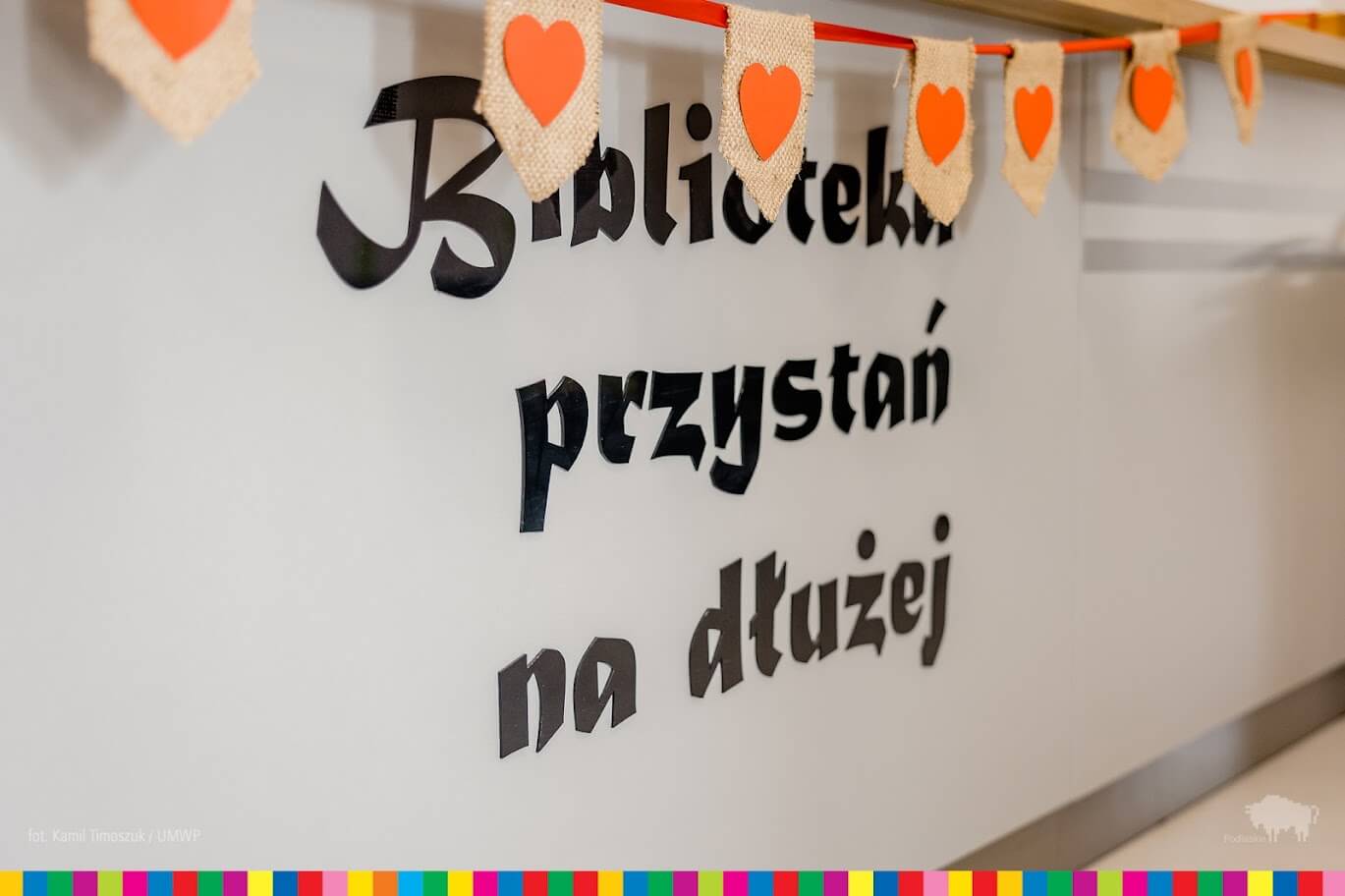 Napis: Biblioteka przystań na dłużej